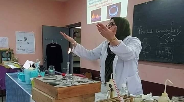 توقيف أستاذة